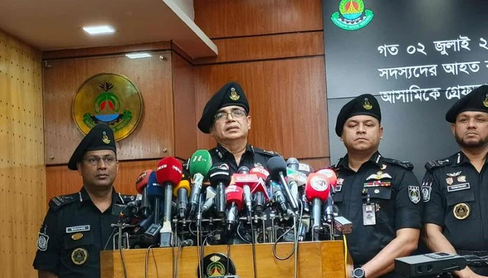 পরকীয়া ঠেকাতে ছেলের কাঠমান্ডুগামী ফ্লাইটে ‘বোমা’ আতঙ্ক ছড়ানোয় মা-সহ গ্রেপ্তার ৩: র‍্যাব